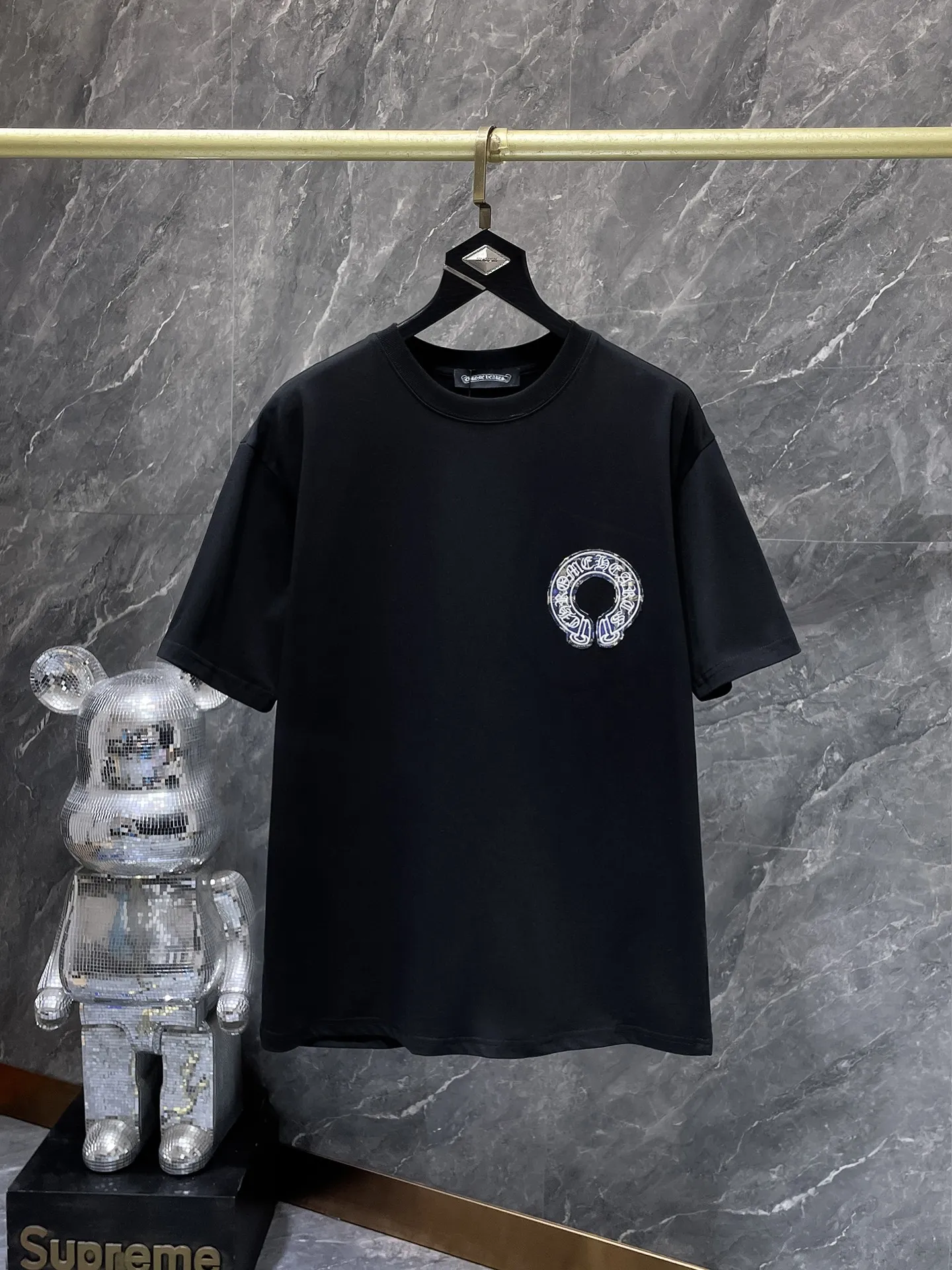 P160 New Chrome Hearts 25ss for summer. High-weight, environmentally friendly and high-quality top-grade fabric. 280g Chrome Horseshoe Contrast Color Patch Short Sleeves. Heavy-duty pure hand-cut patch embroidery technology. Counter synchronization. Re-engraved version 1:1. Recommended Color: Black White. Size: S, M, L, XL.